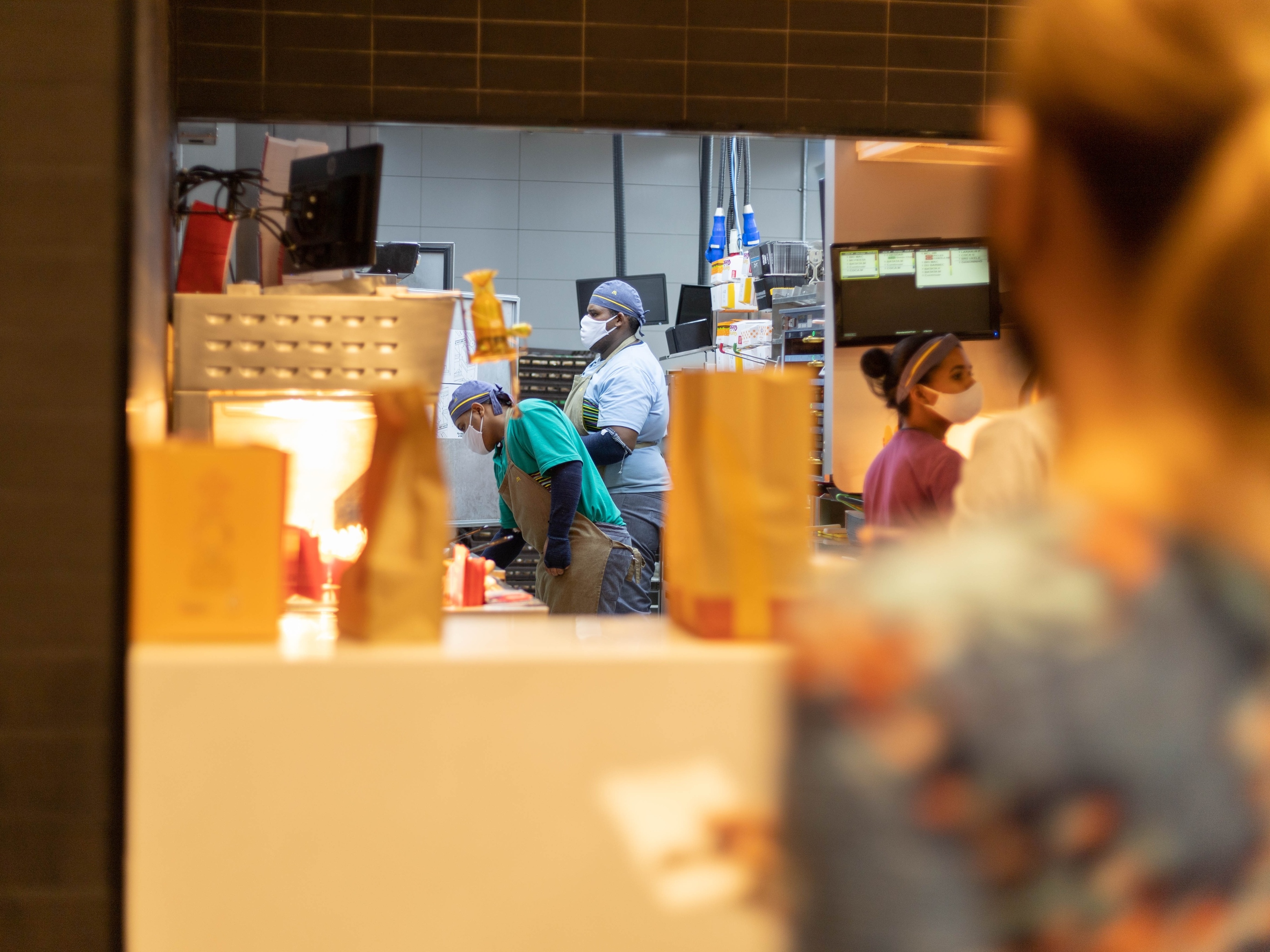 Trabalhadores de redes fast food em SP relatam jornadas de até 14 h