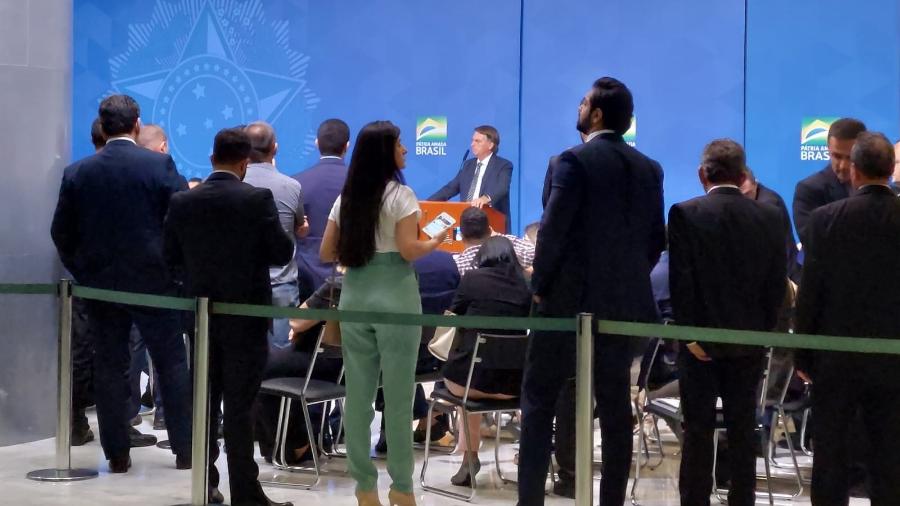 Bolsonaro discursa em evento no Planalto no qual reuniu deputados aliados que criticaram o STF e defenderam Daniel Silveira - Hanrrikson de Andrade/UOL