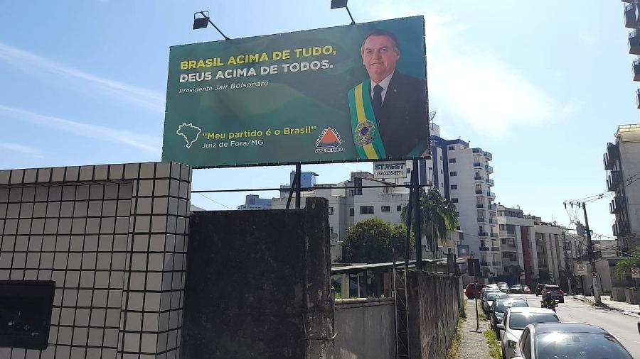 Outdoor em apoio a Bolsonaro é instalado em Juiz de Fora no mesmo dia da visita de Lula à cidade - Movimento Direita Minas/Divulgação