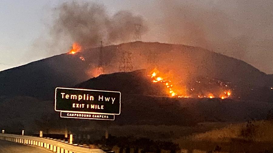 Ao todo, sete bombeiros sofreram lesões tentando combater fogo que atingiu mais de 2 mil hectares na Calfórnia - Caltrans District 7/Handout via REUTERS 