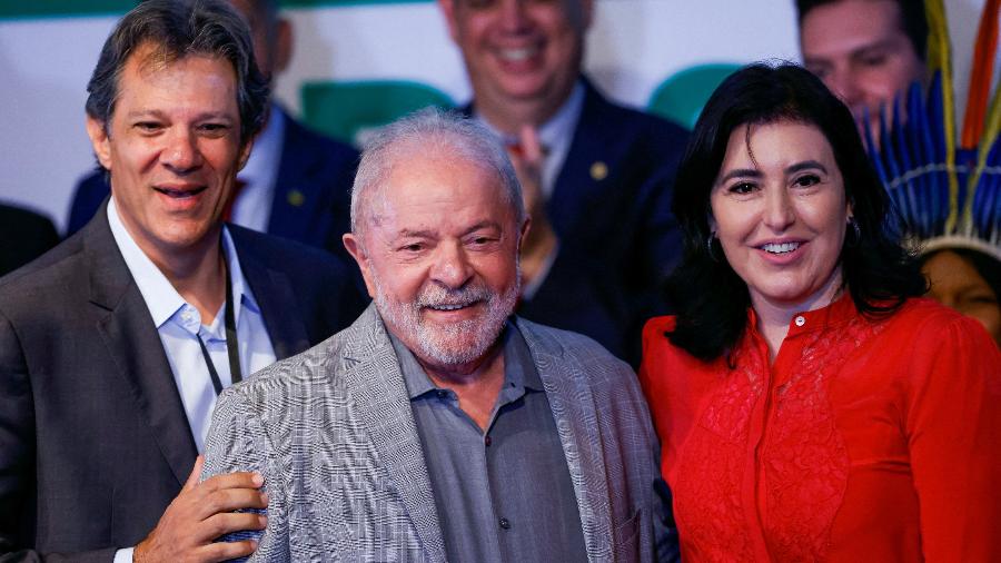 Fernando Haddad, Lula e Simone Tebet posam para foto durante a apresentação dos ministros indicados em Brasília. - 29.dez.2022 - Adriano Machado/Reuters