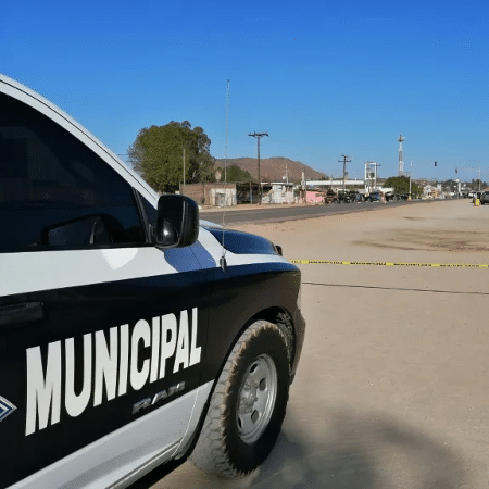 21.mai.2023 - Polícia de Ensenada (México) cerca local de massacre com 10 mortos