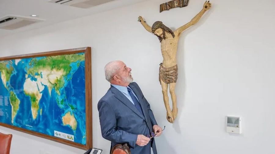 Crucifixo, presente pessoal recebido em 2003, retornou com Lula ao Palácio do Planalto