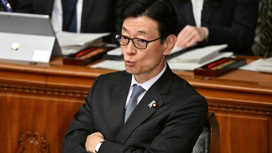 Ministro da Economia do Japão, Yasutoshi Nishimura, participa da votação de uma moção de desconfiança contra o gabinete do premiê Fumio Kishida em meio a um escândalo de corrupção