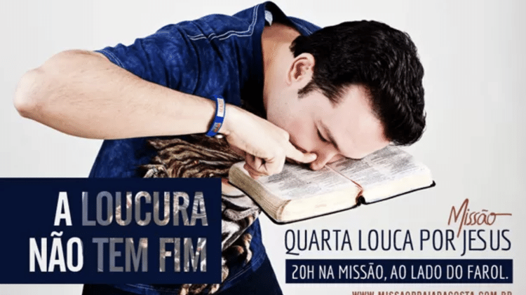 Pastor Lucinho 'cheirando' Bíblia em convite a culto