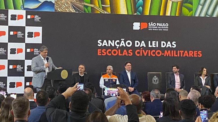 Governador Tarcísio de Freitas sanciona lei das escolas cívico-militares no Palácio dos Bandeirantes