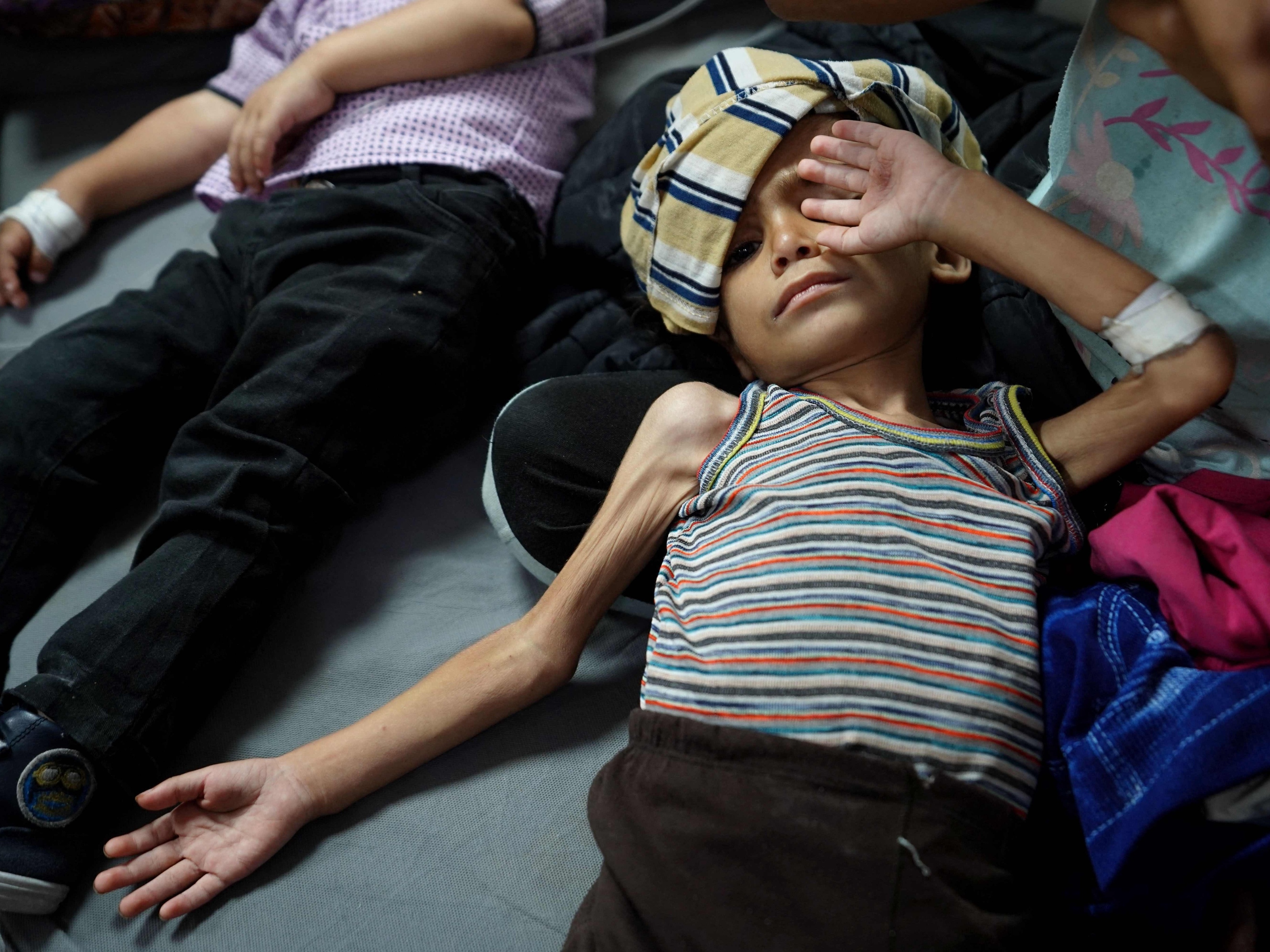 Mães de Gaza buscam desesperadamente leite para seus filhos