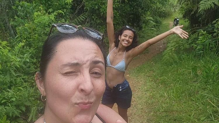 Karine Boldrini, 37, e sua esposa, Milena Britto, 23, morreram no acidente de ônibus em Minas Gerais. Elas estavam juntas há um pouco mais de dois anos.