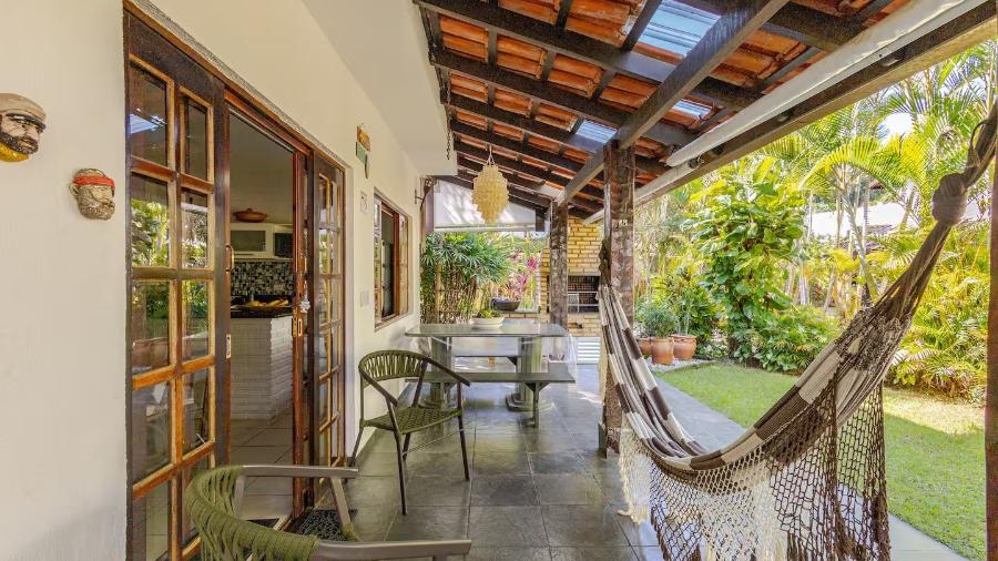 Chalé em Boiçucanga oferece conforto e tranquilidade para fugir da rotina - Divulgação Airbnb