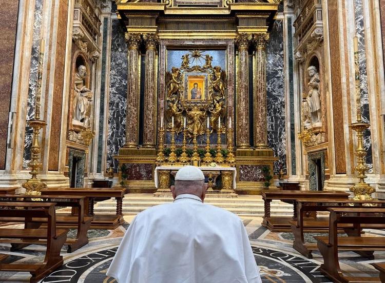 Foto de 12 de abril de 2025 mostra papa rezando na Basílica de Santa Maria Maggiore