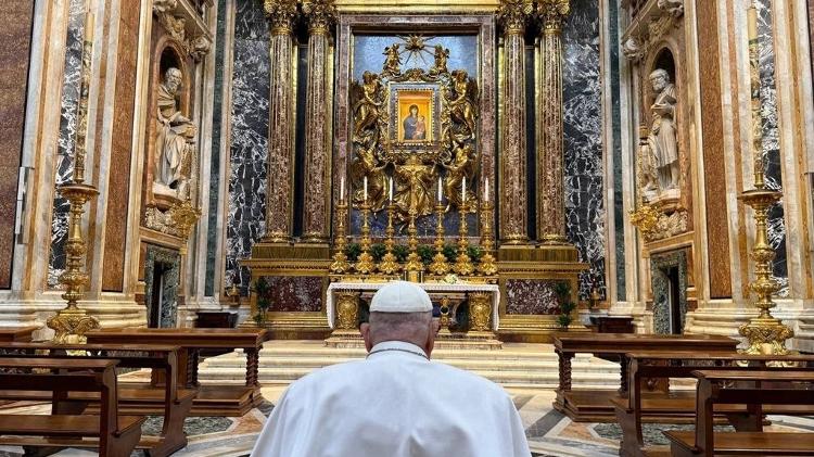 Foto de 12 de abril de 2025 mostra papa rezando na Basílica de Santa Maria Maggiore Foto de 12 de abril de 2025 mostra papa rezando na Basílica de Santa Maria Maggiore
