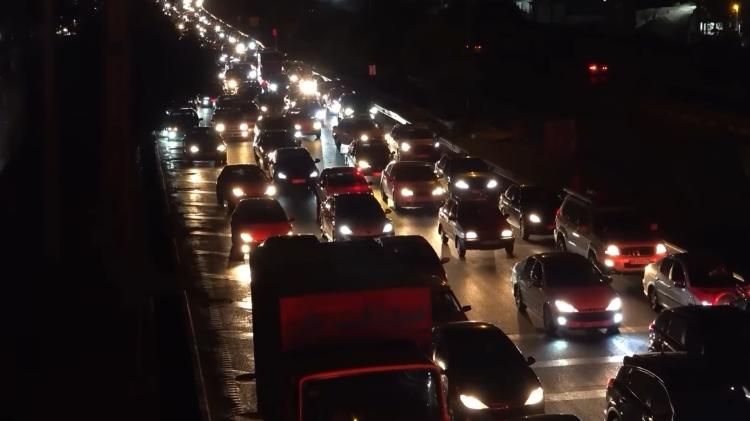 Moradores de Teerã tentam deixar a capital em meio ao conflito com Israel e geram grandes engarrafamentos Moradores de Teerã tentam deixar a capital em meio ao conflito com Israel e geram grandes engarrafamentos