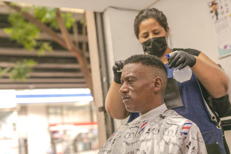 Robson Rosa participa do projeto da ONG para cortar o cabelo