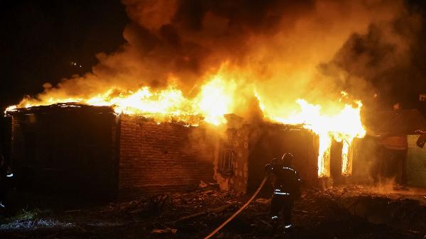 Bombeiro atua no local atingido por ataque de drone russo em Kharkiv, na Ucrânia