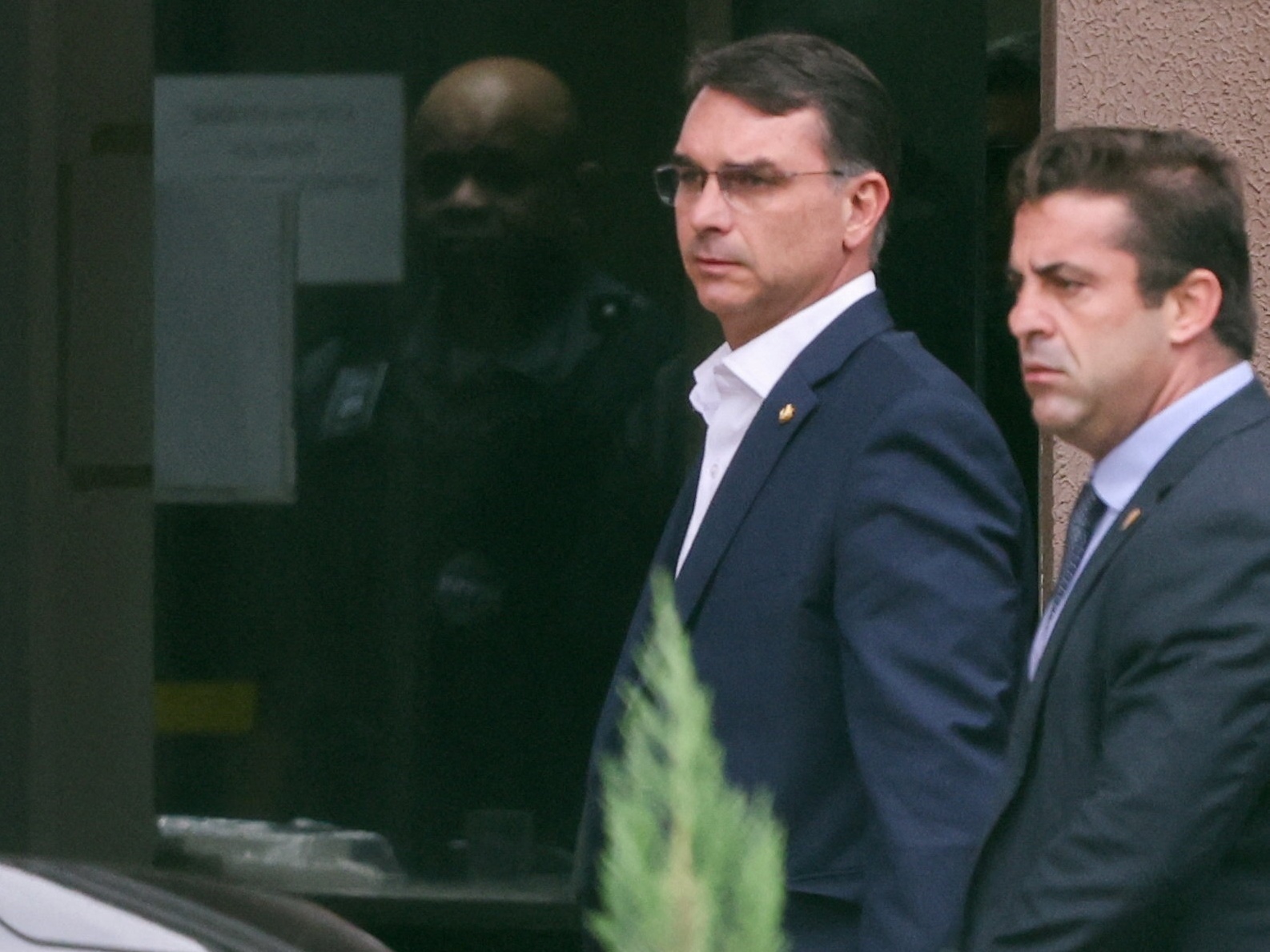 Urgente! Flávio e Carlos Visitam Bolsonaro na PF: O Que Aconteceu?