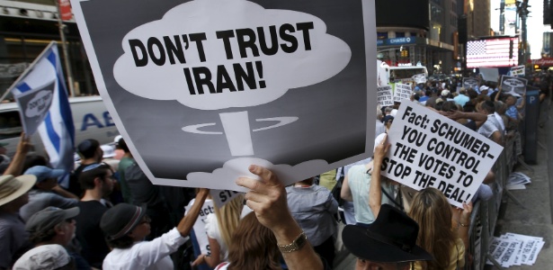 Manifestantes protestam contra o acordo nuclear com o Irã em Nova York, em julho - Mike Segar/Reuters