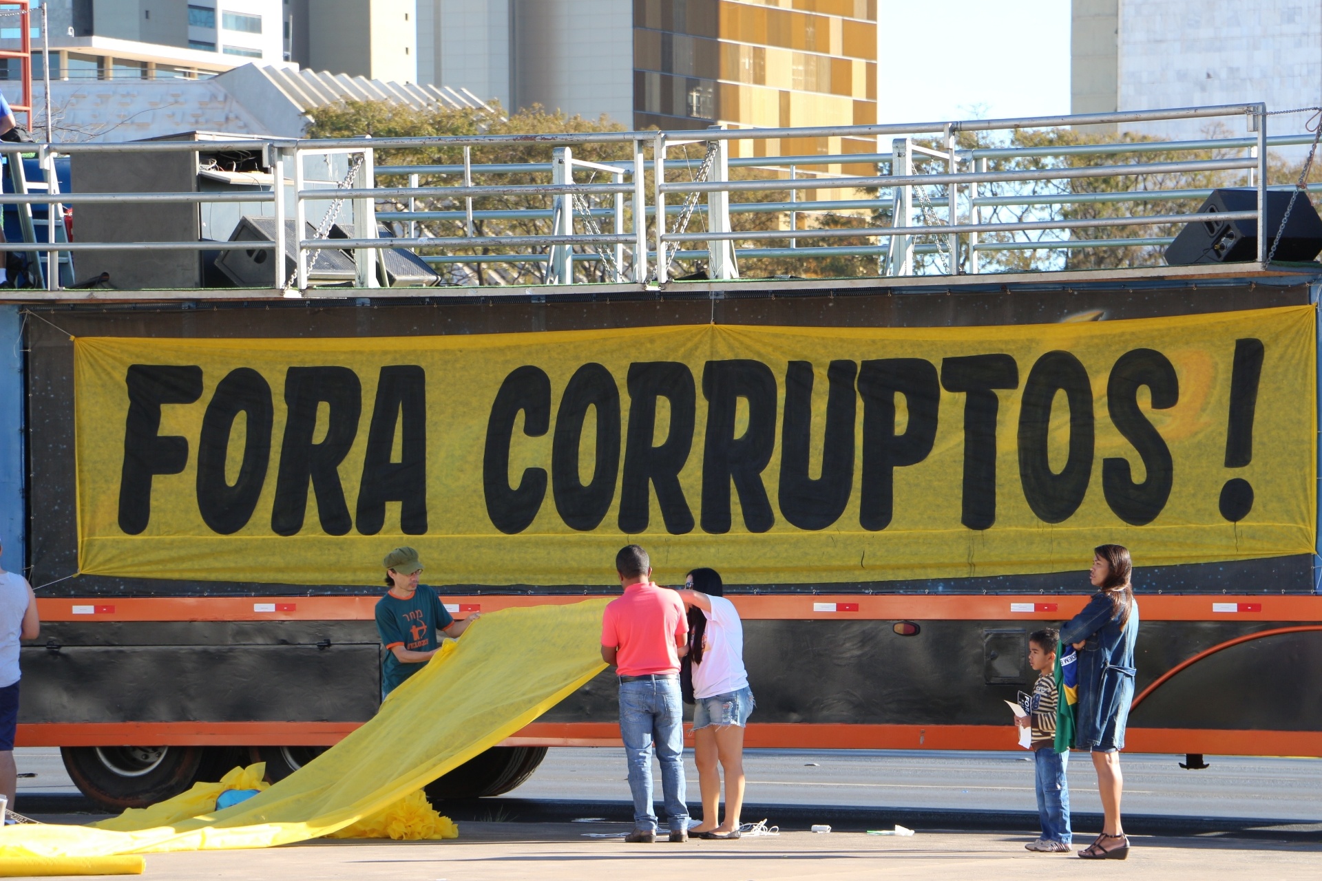 16.ago.2015 - Integrantes dos movimentos que defendem o impeachment da presidente Dilma Rousseff estendem faixa durante preparativos de protesto contra o governo em Brasília, neste domingo (16) - Charles Sholl/Futura Press/Estadão Conteúdo