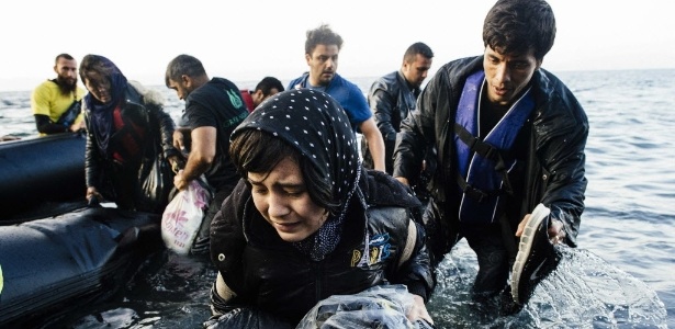 Refugiados que sobreviveram a um naufrágio chegam de bote à ilha de Lesbos, na Grécia - Dimitar Dilkoff/AFP