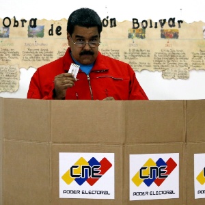 O presidente da Venezuela, Nicolás Maduro, vota nas eleições parlamentares - Carlos Garcia /Reuters