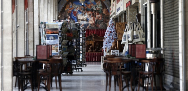 Restaurante e loja de souvenir vazios na praça da Manjedoura, na cidade de Belém, na Cisjordânia