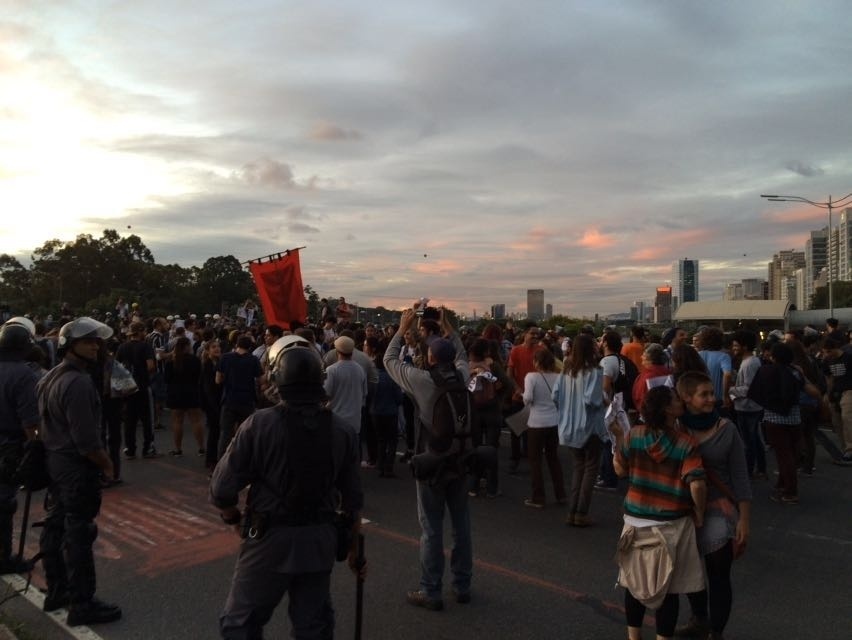 19.jan.2016 - Manifestantes passam pela ponte Cidade Jardim em direção ao Morumbi, na zona sul de São Paulo. Intenção é chegar ao Palácio dos Bandeirantes, sede do Governo Estadual, e reivindicar a revogação do aumento das tarifas do transporte público