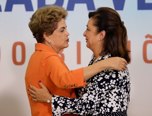 4.mai.2016 - A presidente Dilma Rousseff abraça a ministra da Agricultura, Pecuária e Abastecimento, Kátia Abreu, após cerimônia de lançamento do Plano Safra 2016/2017 - Alan Marques/Folhapress