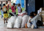 Com viagens de 36h, venezuelanos inundam a fronteira com o Brasil para comprar comida