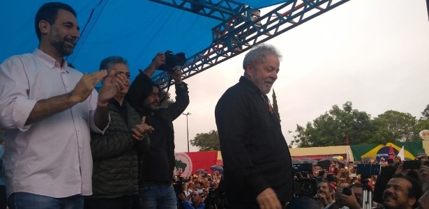 27.mar.2018 - Ex-presidente Lula chega para discursar em Quedas do Iguaçu (PR)