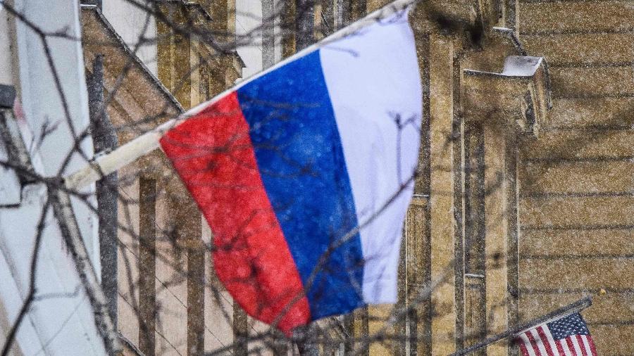 Bandeira russa próxima da embaixada americana em Moscou - Mladen Antonov/AFP