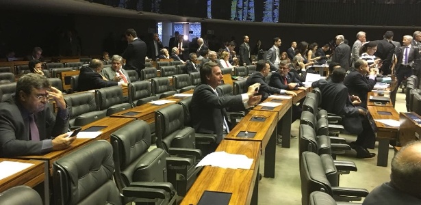 Bolsonaro grava "vídeo-selfie" no plenário da Câmara na última quarta