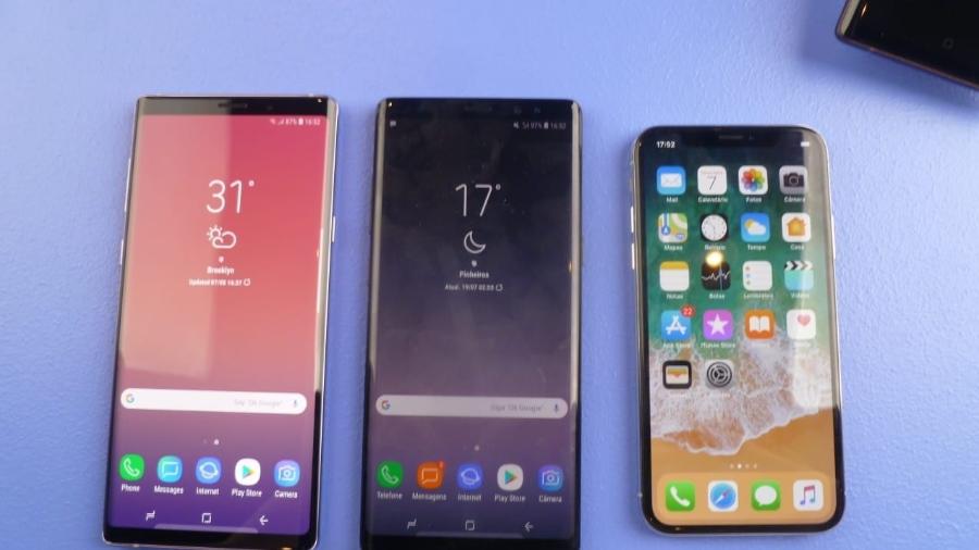 Galaxy Note 9 (à esquerda), o Galaxy Note 8 (centro) e iPhone X (à direita) - Lilian Ferreira/UOL