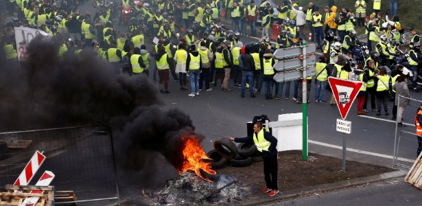 Manifestantes usando coletes amarelos protestam contra aumento de combustíveis em Nantes, na França  - Stephane Mahe/Reuters