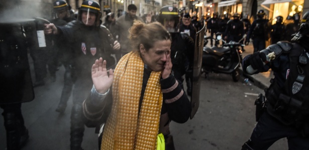 Policiais dispersam manifestantes próximo ao Palácio do Eliseu, sede do governo na França, em Paris