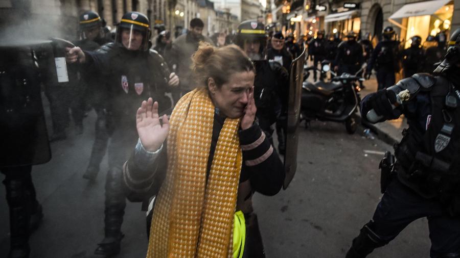 Policiais dispersam manifestantes próximo ao Palácio do Eliseu, sede do governo na França, em Paris - Lucas Barioulet/AFP