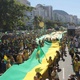 30.jun.2019 - Manifestantes abrem bandeira nas cores do Brasil em via de Copacabana, no Rio - cdsantos/Futura Press/Folhapress)