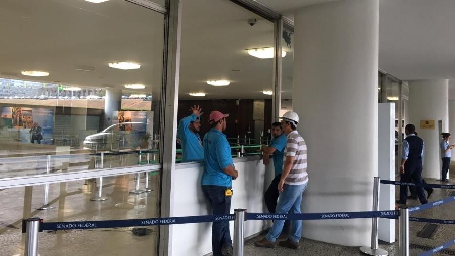 Homem é preso após quebrar vidraça de entrada do Congresso - Hanrrikson de Andrade/UOL