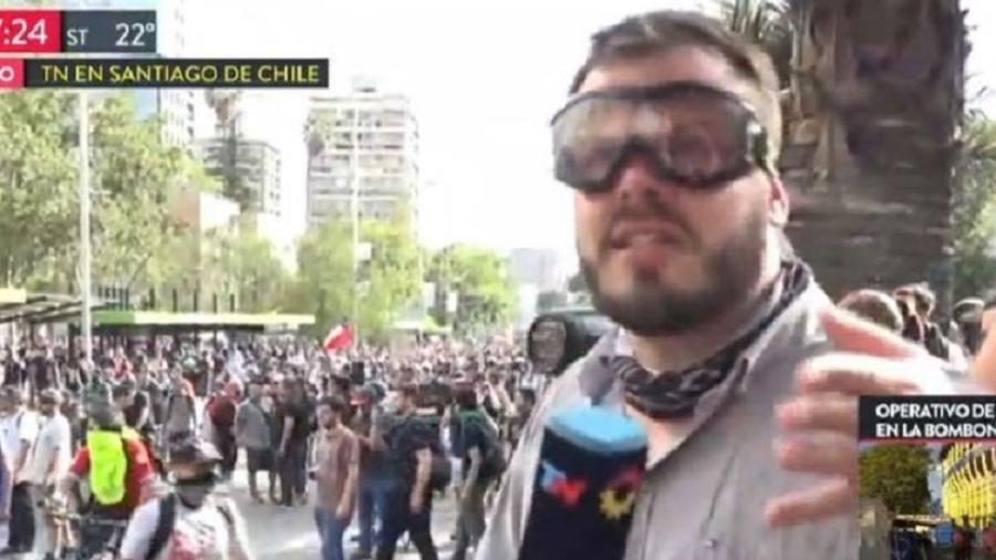 Repórte é atingido por bala de borracha durante transmissão de manifestações no Chile - Reprodução/TN