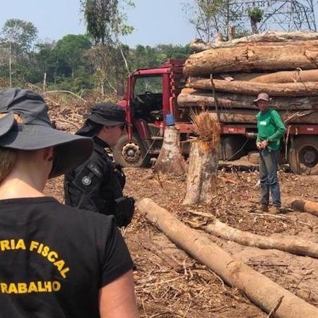 Caminhão com toras de madeira derrubadas por grupo de trabalhadores resgatados da escravidão em Rondônia em 2019 - Grupo Especial de Fiscalização Móvel/ME