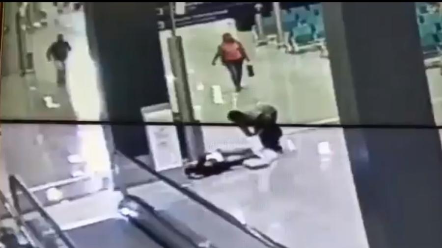 Câmeras de segurança gravaram momento em que mulher desmaiada tem o celular furtado no aeroporto de BH - Reprodução/Twitter