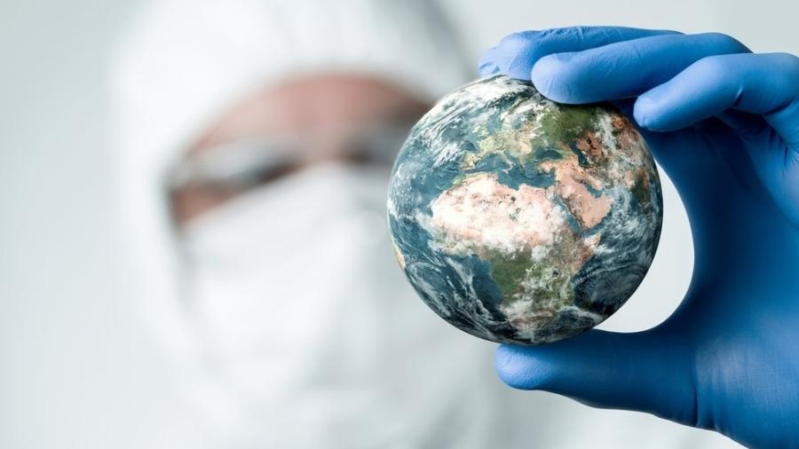 Mão segurando o planeta Terra - Getty Images