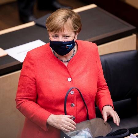 3.jul.2020 - A chanceler alemã, Angela Merkel, faz primeira aparição pública usando uma máscara no rosto, em Berlim - Florian Gaertner/Photothek via Getty Images