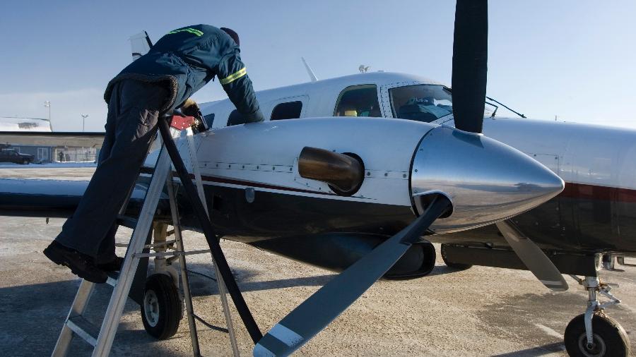 AVGA, abastecimento de avião, gasolina de aviação - Getty Images