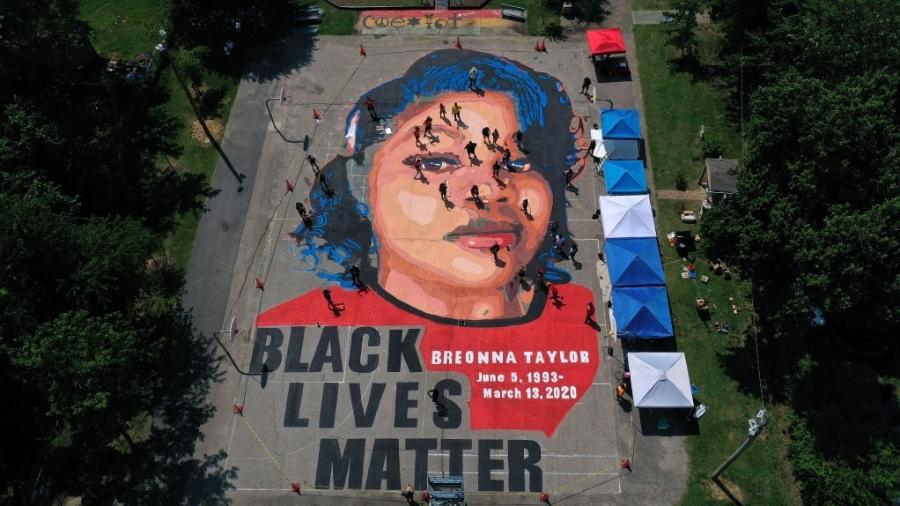 Mural em Annapolis, Maryland, que retrata Breonna Taylor, assassinada pela polícia americana - Patrick Smith/Getty Images
