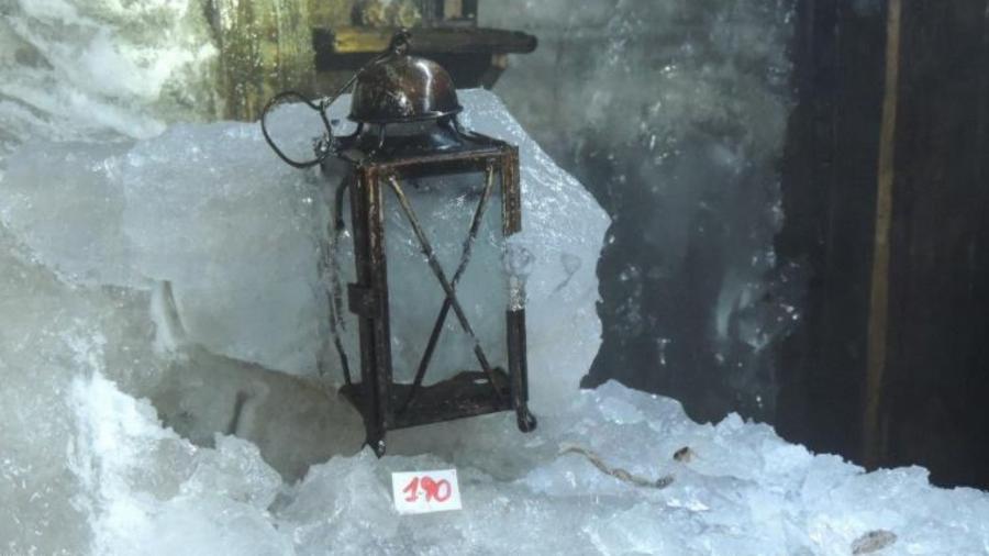 Lanterna encontrada na caverna no norte da Itália após o derretimento de uma geleira - White War Museum 