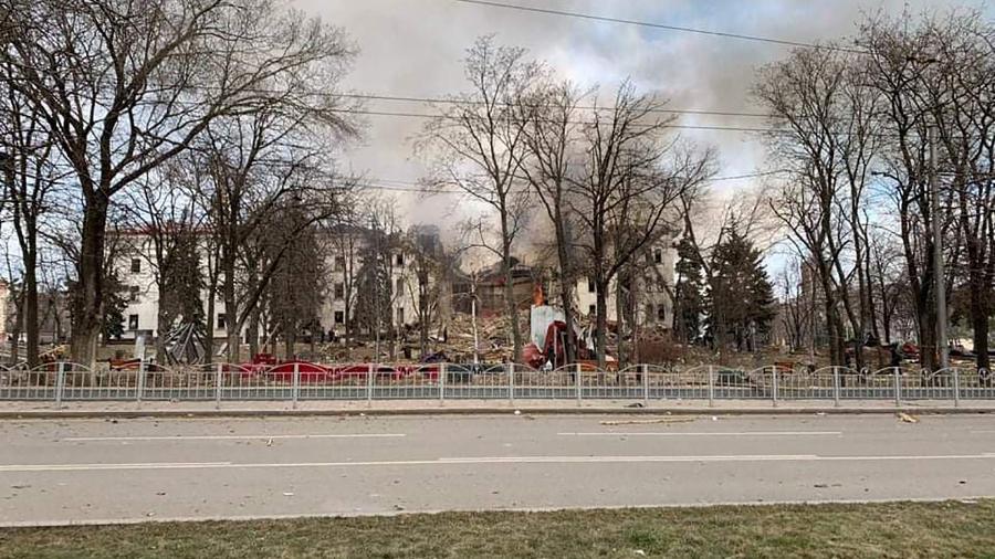Teatro Drama destruído por bombardeios em Mariupol - Reprodução Telegram/via AFP