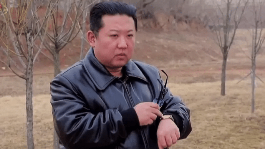 TV estatal mostrou Kim Jong-un em jaqueta de couro preta e óculos escuros enquanto dava ordens no lançamento - REUTERS