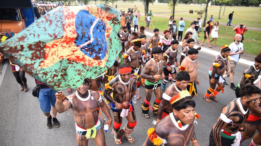 Indígenas marcham em Brasília durante a 18ª edição do Acampamento Terra Livre, que reuniu quase 8 mil pessoas para discutir direitos constitucionais dos povos originários - Antonio Molina/Foto Arena/ Folhapress