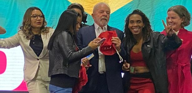 7.mai.2022 - Apoiadoras invadiram palco após o fim do discurso do ex-presidente Luiz Inácio Lula da Silva (PT) no evento de lançamento de sua pré-candidatura ao Planalto, no Expo Center Norte, em São Paulo