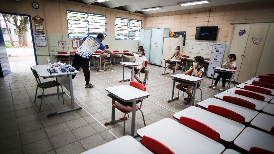 19.out.2020 - Crianças guardam distanciamento após reabertura de escolas municipais no primeiro ano de pandemia - Rubens Cavallari/Folhapress