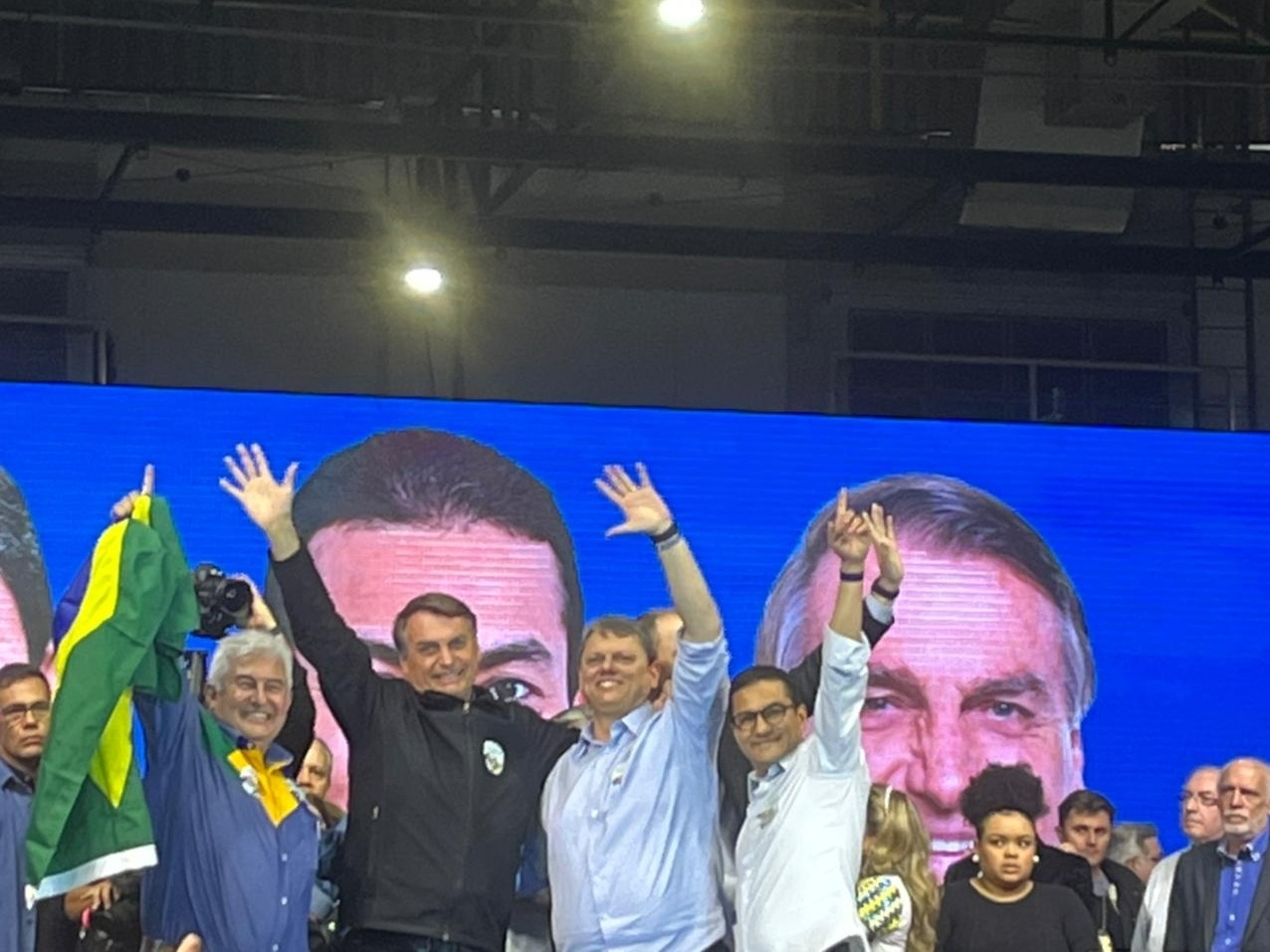 A dois meses da eleição, Bolsonaro ainda tem chances de vencer nas urnas?